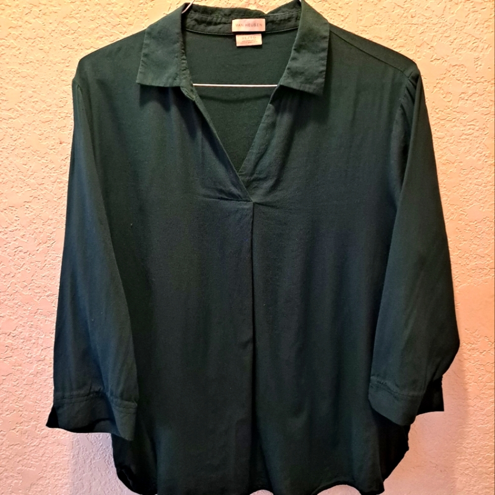 Van Huesen forest green v-neck